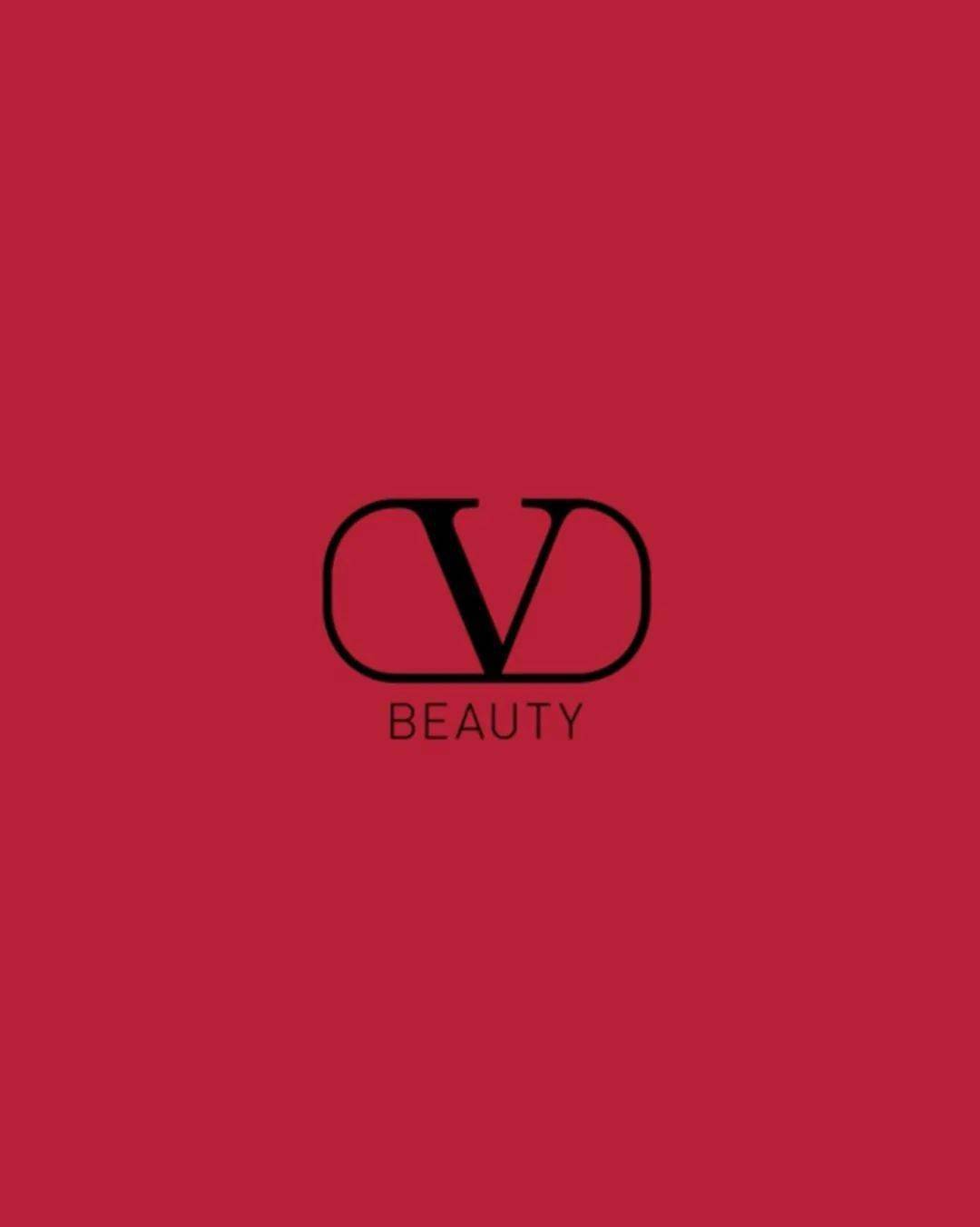 以经典valentino红搭配金色logo valentino beauty即将重磅登场!