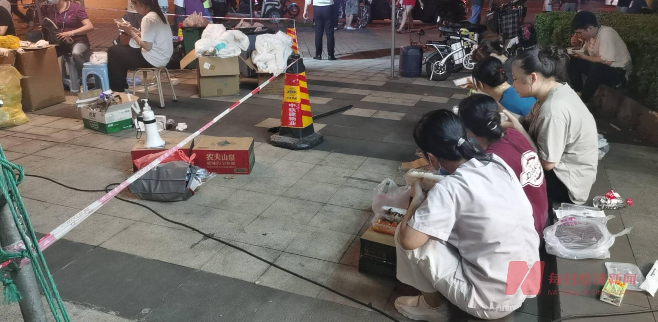 直击广州荔湾区全民核酸检测市民有序排队34c下医护人员湿透防护服