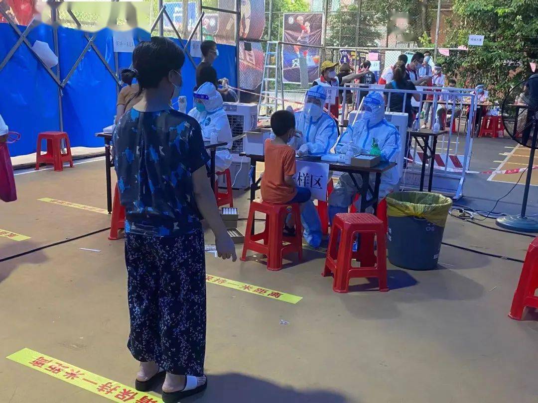 小e带你直击今日晓港湾社区核酸检测点看看他们的最美身影