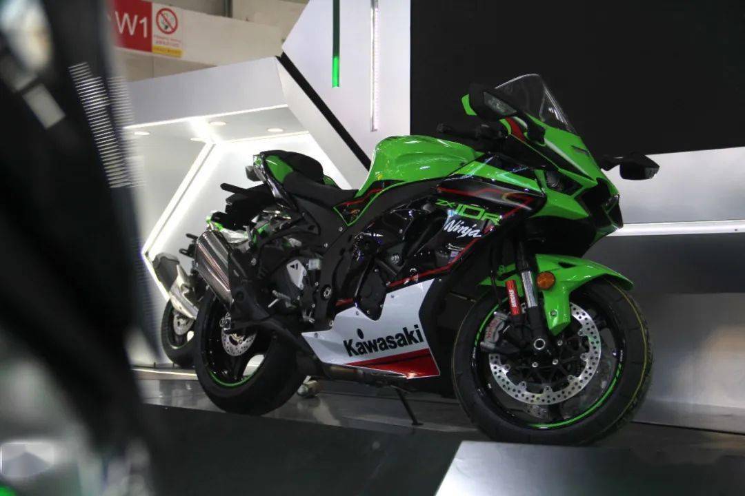 68万起,川崎新款"大牛"zx-10r,zx-10rr发布!