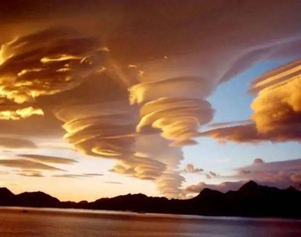 再来看一看这些造型奇异的云彩,你会惊呼神了