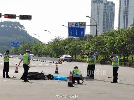 一起交通事故,一辆电动车与一辆高顶篷发生碰撞,电动车女骑手不幸身亡