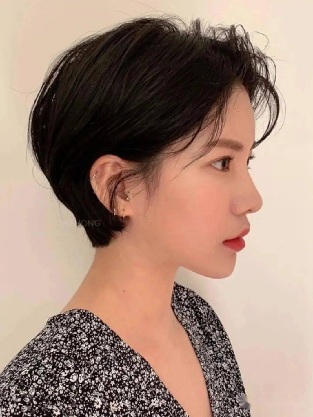 "35 款露耳超短发"_发型