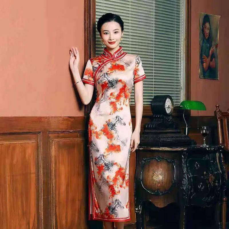 真丝旗袍成时尚新宠?今夏这样穿优雅又知性,让摄影师追着跑