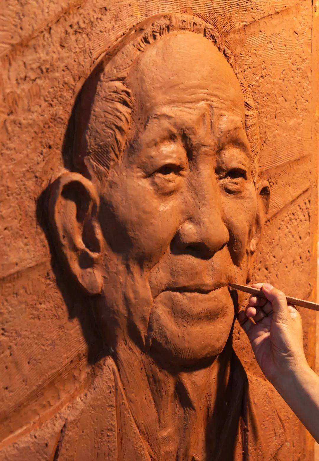 人民日报报道:广州雕塑家创作袁隆平浮雕,诉说感念真情