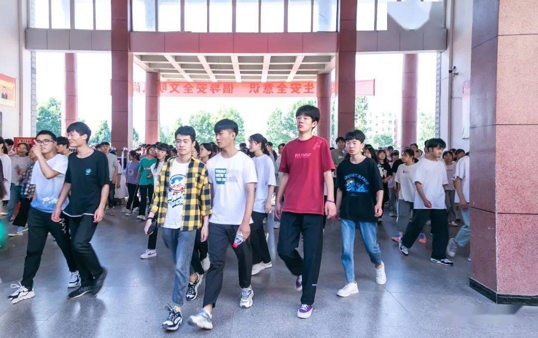 临颍二高举行高考仿真入场演练