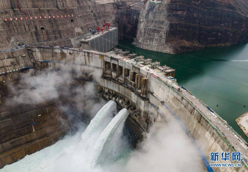 白鹤滩水电站大坝全线浇筑到顶