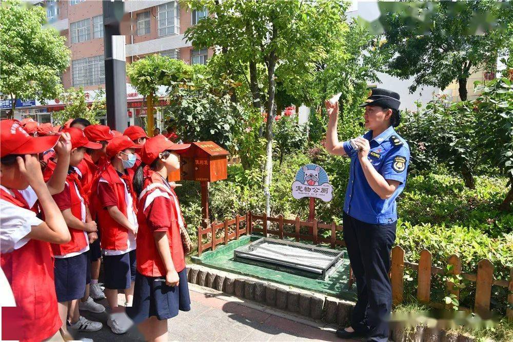 40名小学生"变身"城管小卫士 街头劝阻不文明行为