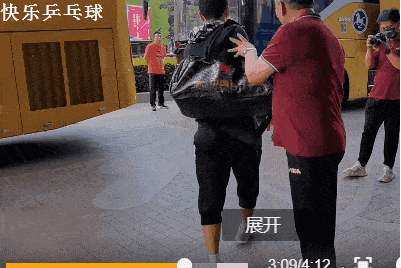 许昕意外受伤,走出酒店步履蹒跚,看着都心疼