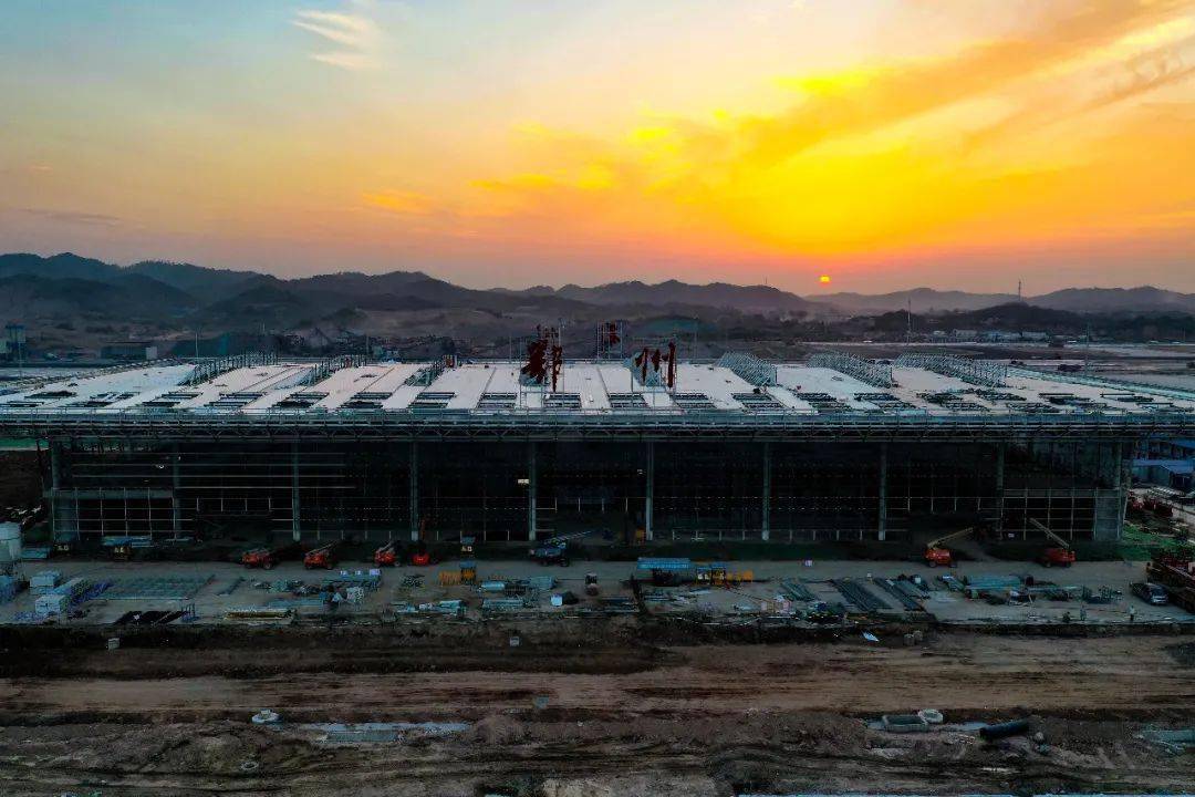 "鄂州"两个大字熠熠生辉 照亮了花湖机场 也照亮了鄂州腾飞的方向