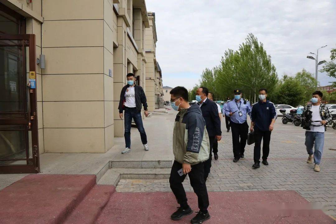 阿荣旗政府副旗长杨磊一行对高考前校园周边环境进行安全排查