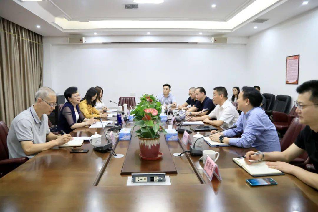 刘建中会见萍乡银保监局局长易旭萍一行
