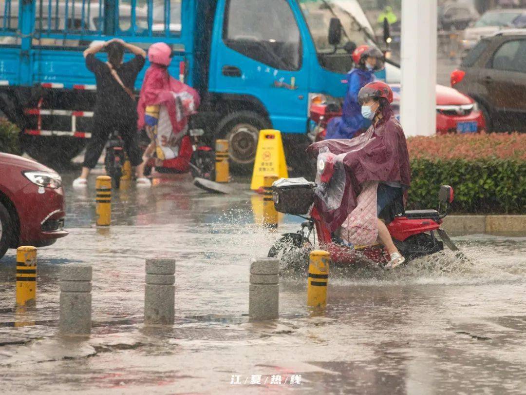 多图直击!城区突降暴雨,有人被淋成落汤鸡