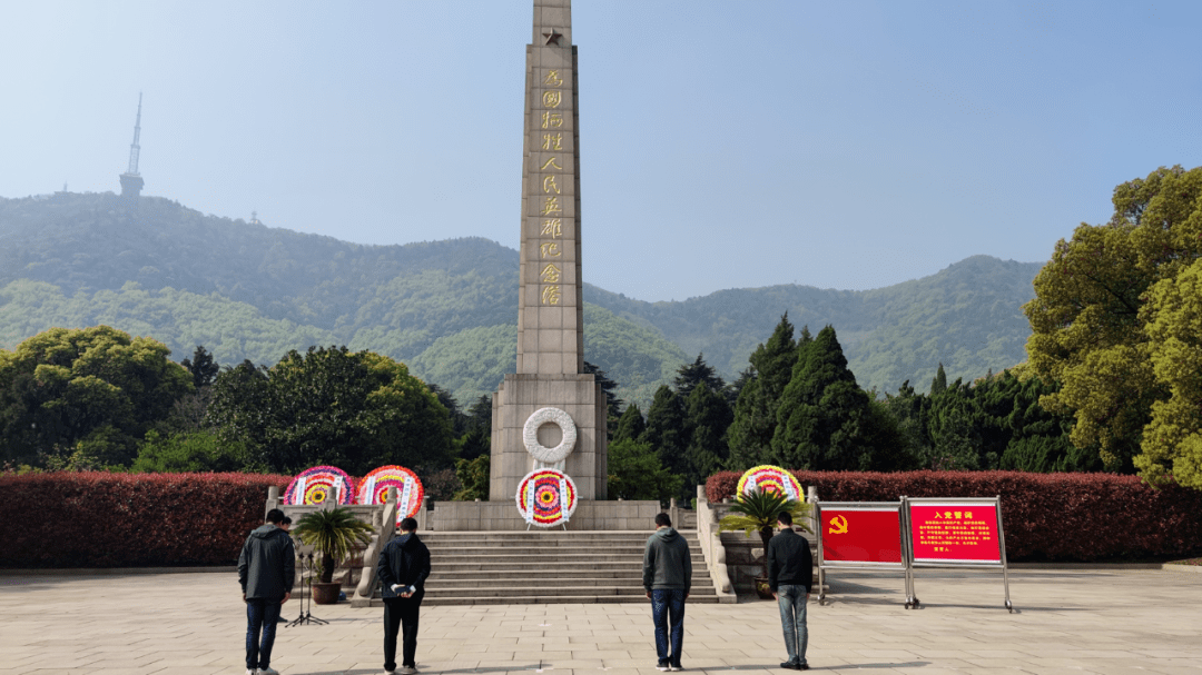 在无锡市革命烈士陵园敬献花圈.