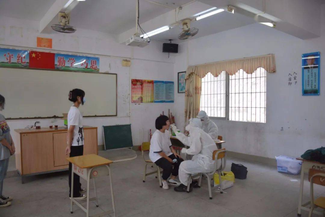 独醒中学师生核酸检测现场郁文中学师生核酸检测现场3年前,广东省成为