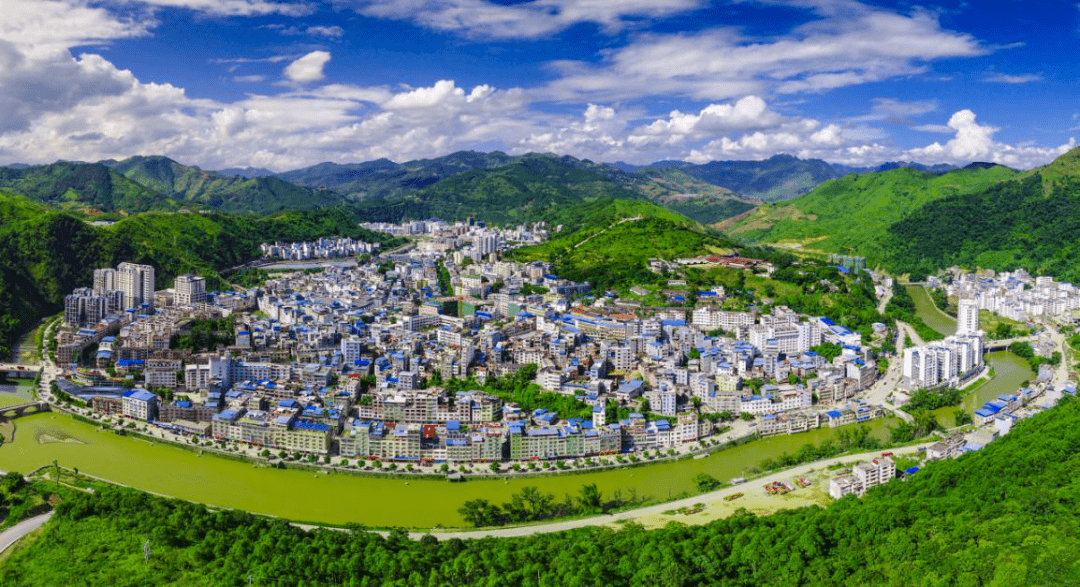 广西壮族自治区级生态县西林县美景 山歌结缘认"老同"