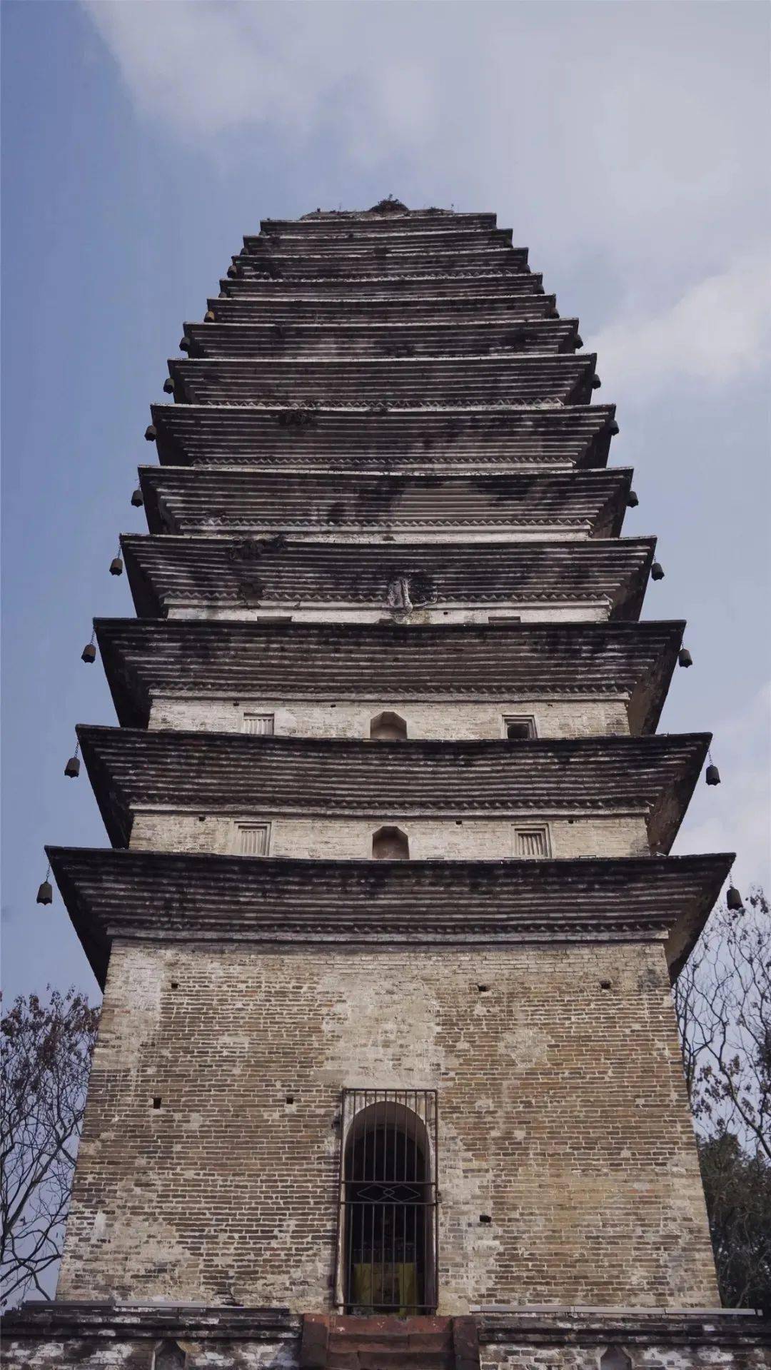 而且,灵宝塔的每层四角翘檐上各安装了 1个风铃,又因为地处山顶,时常