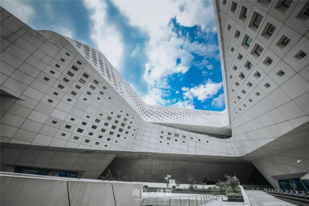 它是南京国际青年文化中心的 核心组成部分,出自著名结构主义大师zaha