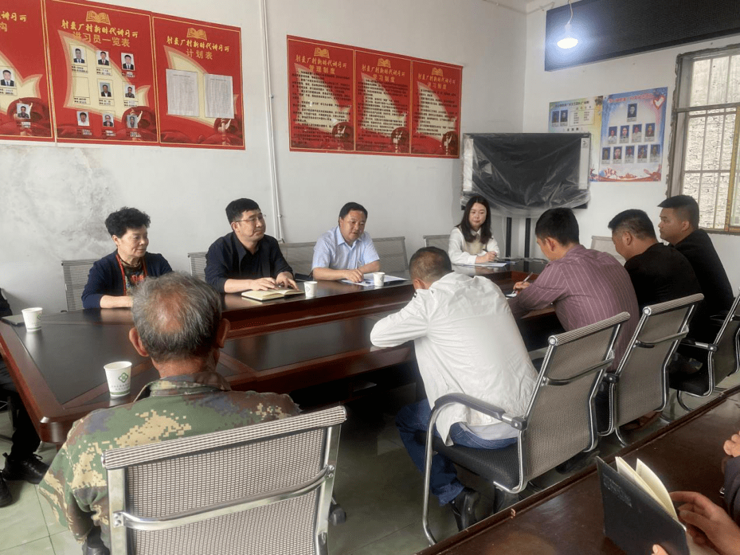 六盘水友好妇产医院院长蔡雯等一行对大山镇皂角树村小学和射麦厂村
