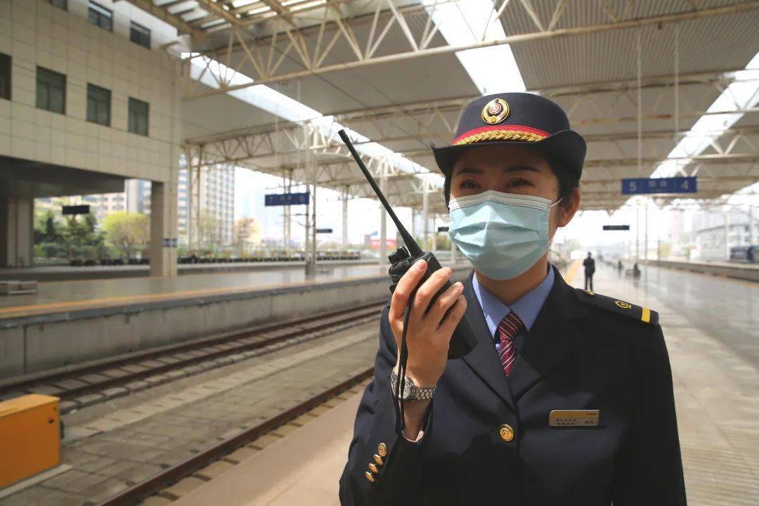 2018年,于明靖成为一名铁路客运员.