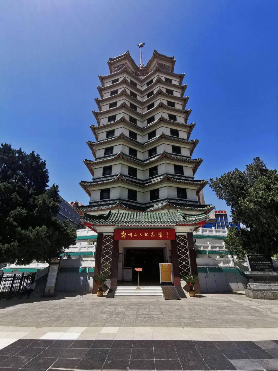 作为郑州市红色革命的地标建筑,二七纪念塔的双塔造型给每位来到郑州