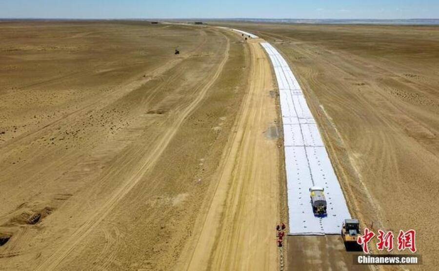 新疆首条沙漠高速公路建设提速 力争年内完工_阿乌