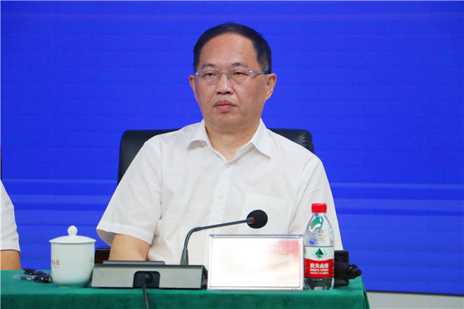 省工信厅产业集聚推进处处长陈军回答记者提问.
