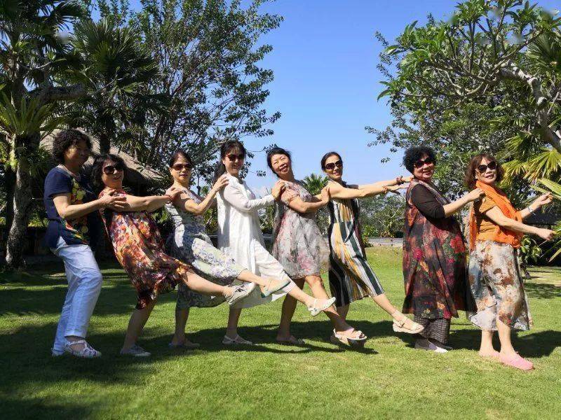 这一招称为,"金鸡独立",这个动作的要求是,必有四人以上,才有规模
