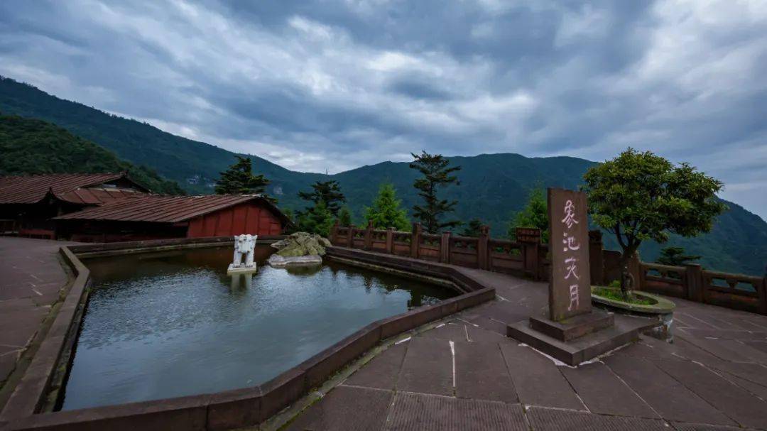 在峨眉山有一种独特的住宿方式是寄宿在寺庙里