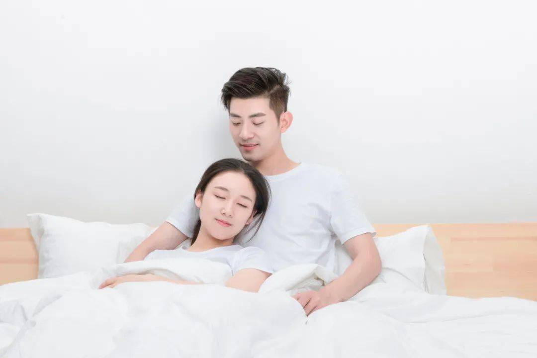 6种不同的睡觉姿势,暴露着夫妻间的关系和爱的程度