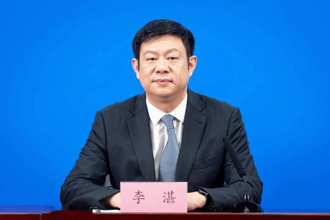 江汉区人民政府区长李湛在会上对外发布该区五大产业功能片区和"2 2"