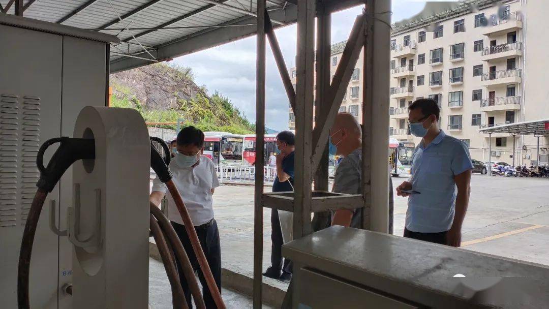 县委常委,常务副县长赖道德深入客运企业检查指导安全生产工作