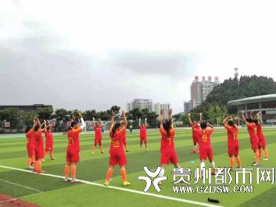 松桃民族中学女足队员在训练.