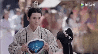 《芸汐传》张哲瀚和鞠婧祎快乐地玩耍,他躲在后面偷看.