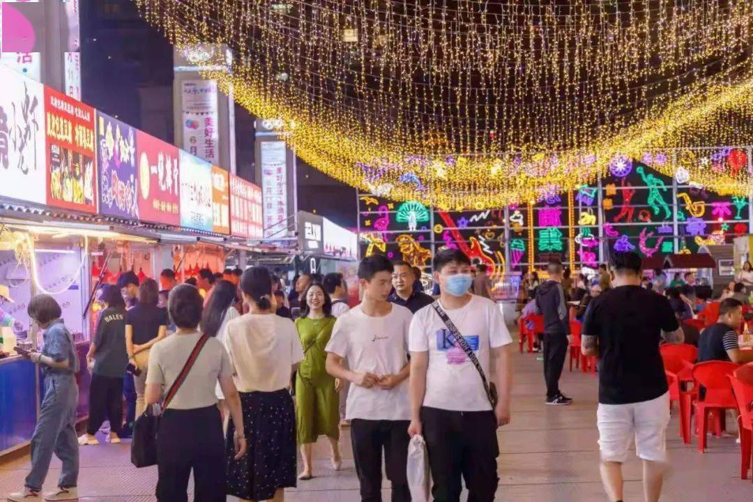 夜生活场景营造热闹欢乐氛围纷纷举办多种主题夜市活动本市各大商场