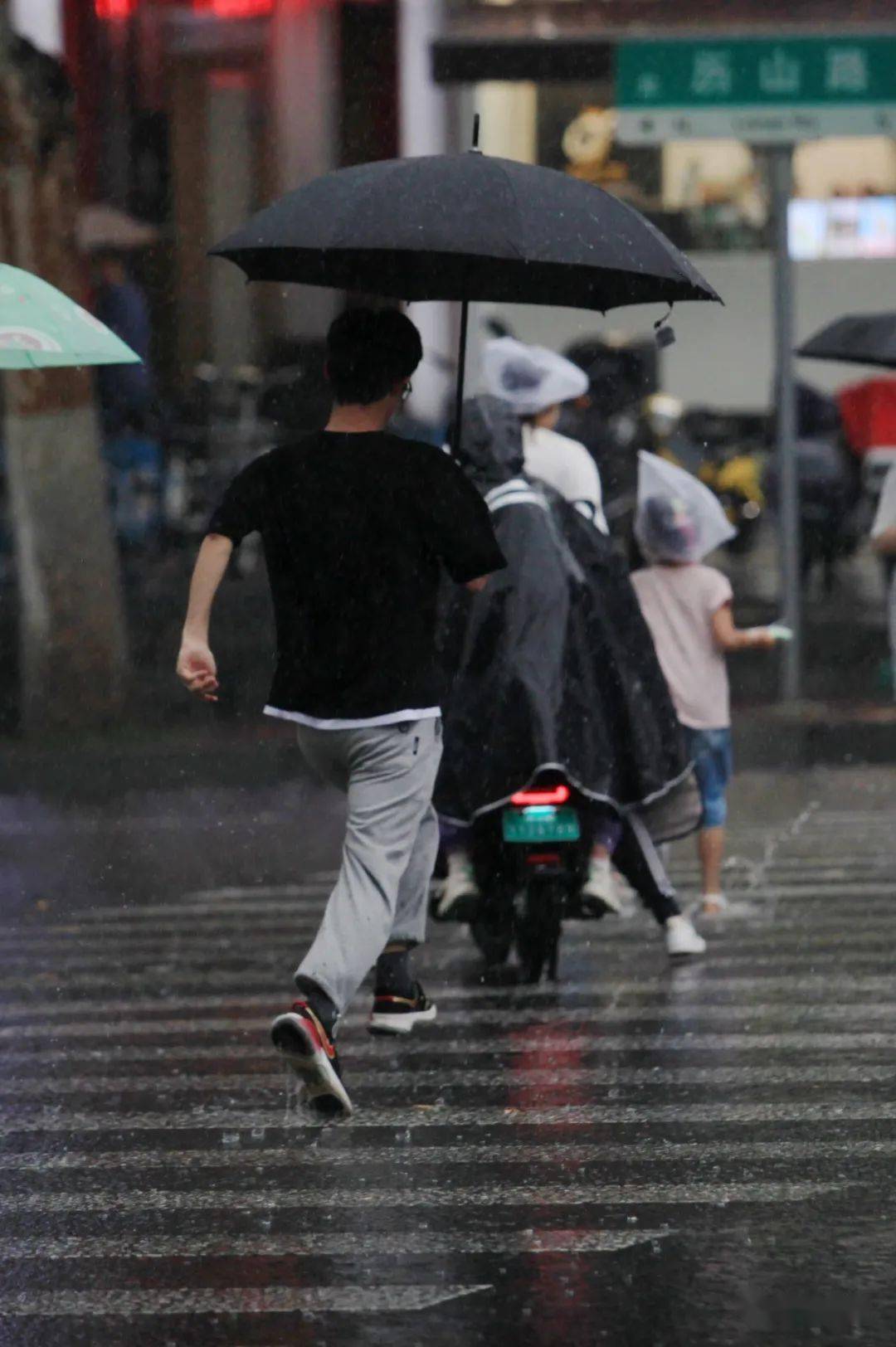 泉城降暑又解渴!看雨中百态