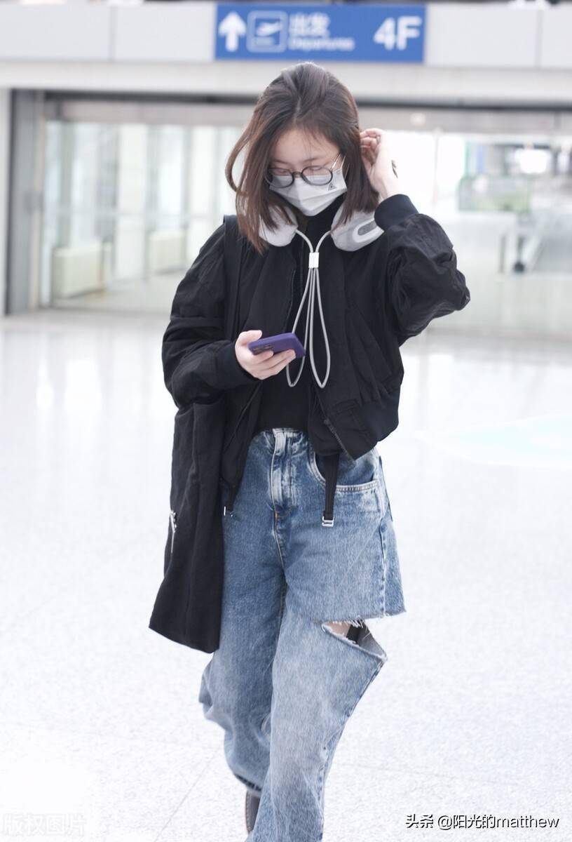 街拍李庚希黑色外套牛仔裤马丁靴酷劲十足