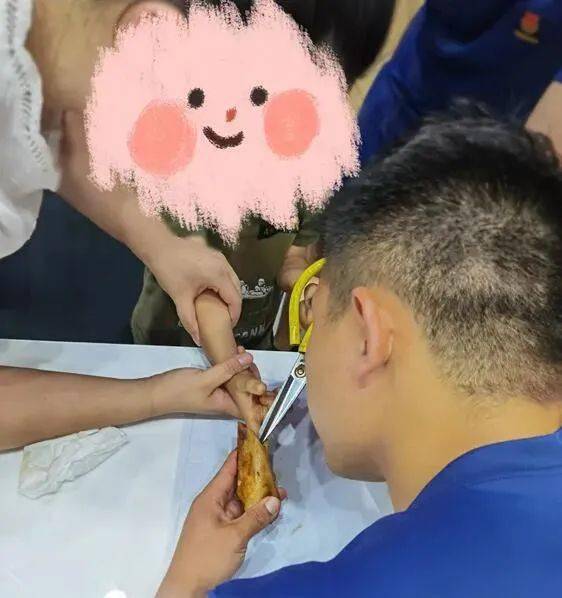 孩子又被卡住了!这次是因为啃骨头