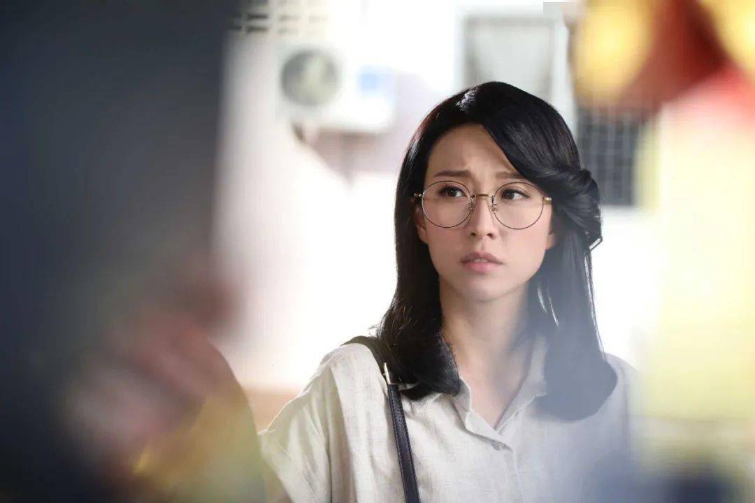 姚子羚在《黄金有罪》(2020)中饰演水晶敏,花名「晶晶」.