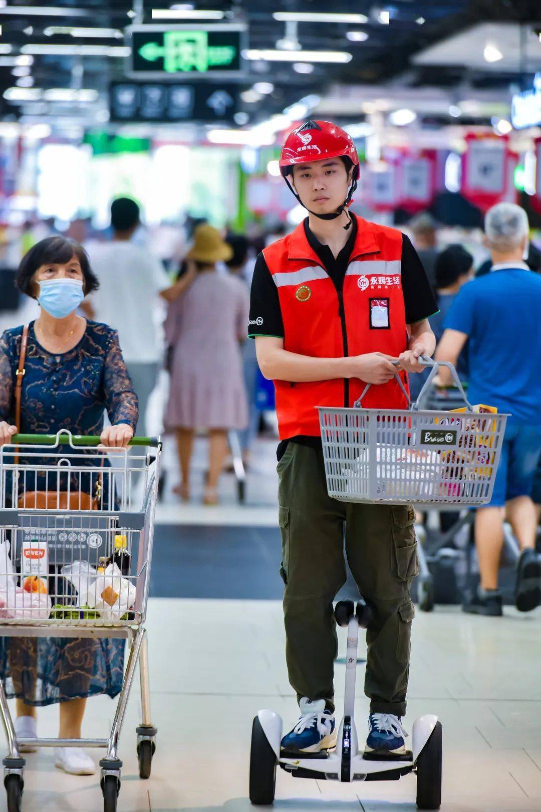 在超市里随处可见骑平衡车的工作人员,当顾客需要求助时,随时可以向"