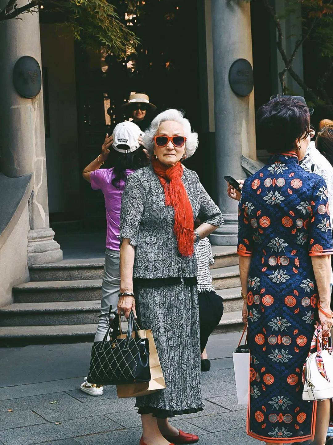 老年人比年轻人还会穿上海街头的老年穿搭精致到骨子里