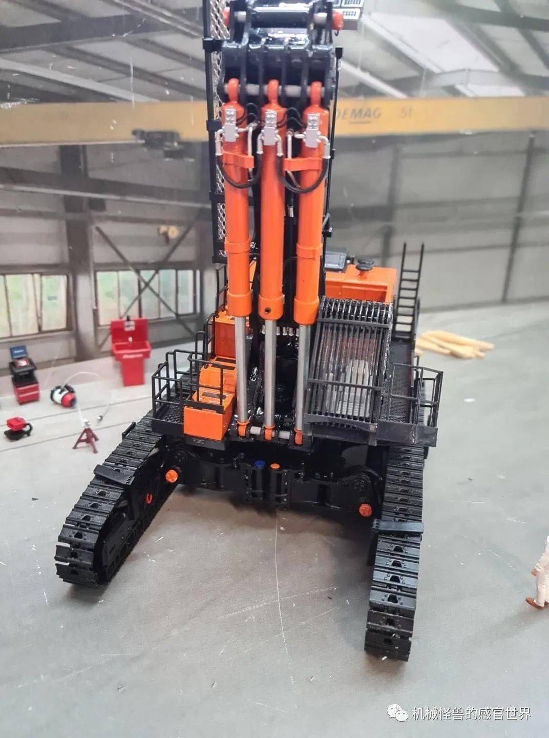 鬼斧神工,模型再现德国最大的拆楼机——hitachi kmc 1600 s
