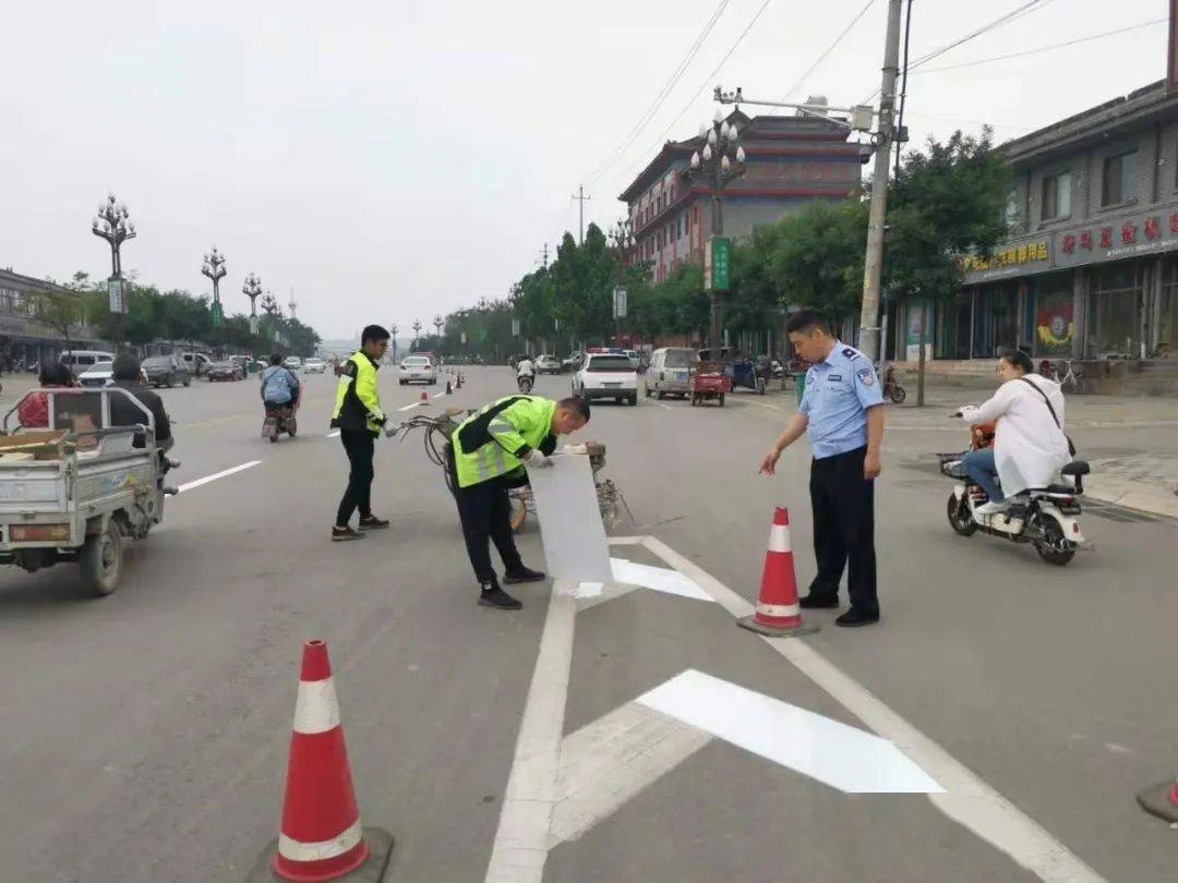 公安局交警大队对城区道路交通标识标线进行全面排查和维护,对汾河湾