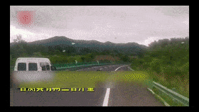 一般来说,我们在高速公路上行驶只能看到路面上有车,充其量偶尔能