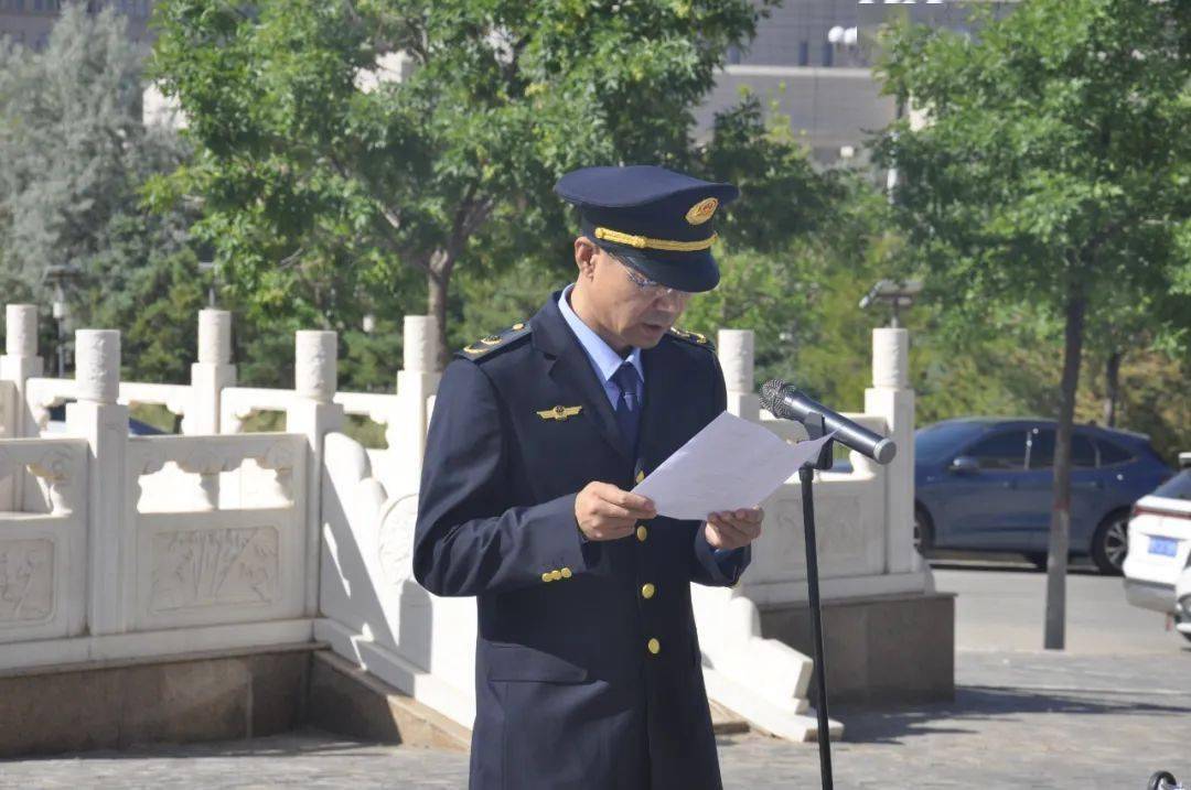 之后,党组成员,副局长闫伟光同志宣读《阿左旗市场监督管理局制式服装