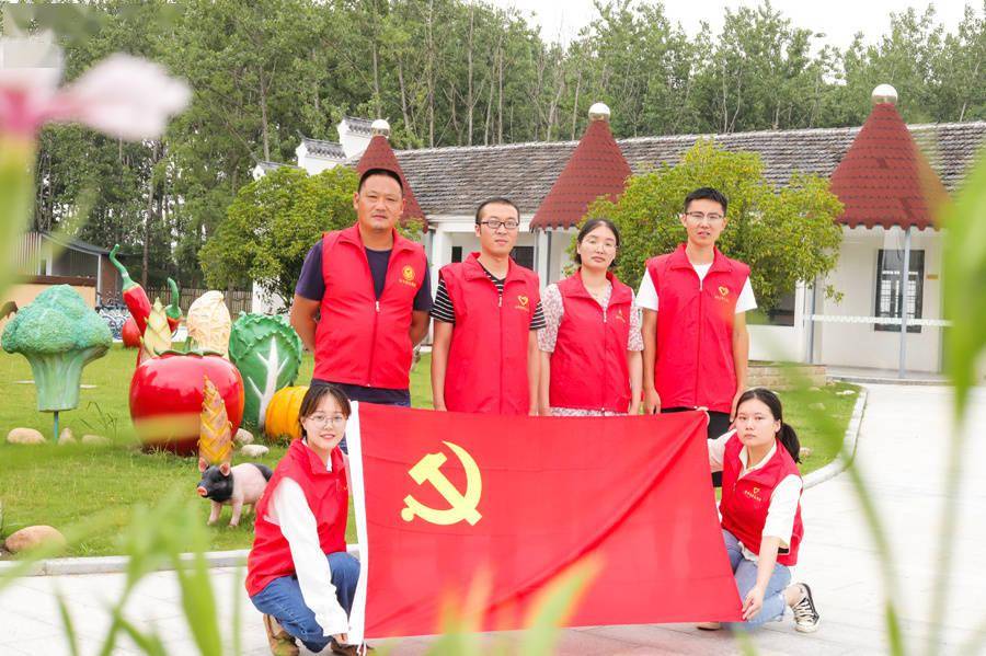 长丰县左店镇开展我和党旗合个影创意拍摄活动