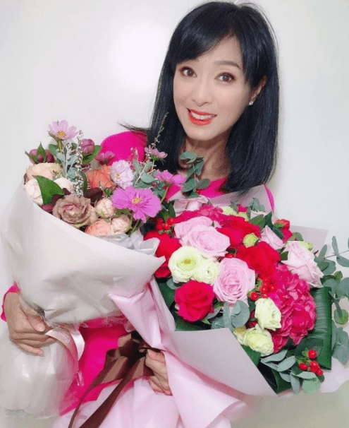 65岁"红姨"米雪晒小蛮腰!瘦到好吓人