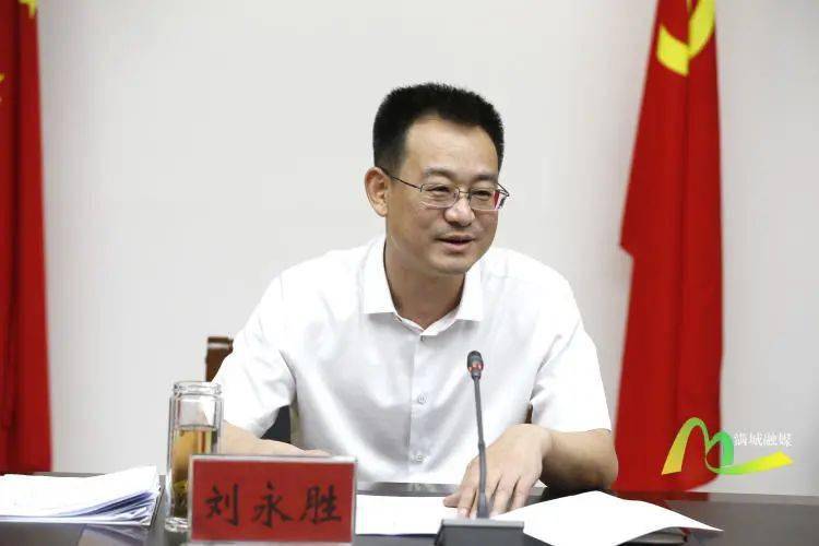 刘永胜认真听取每个单位的汇报,边听边做标记,听完汇报后