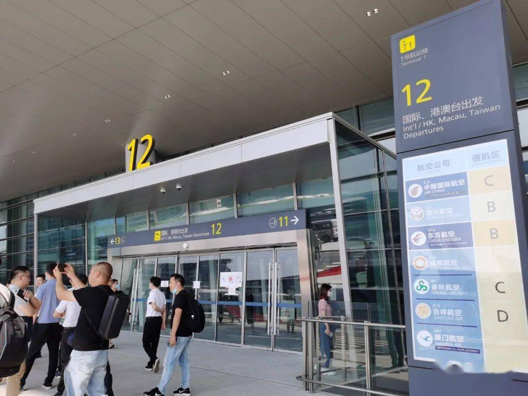 吉祥航空,厦门航空多个航空公司已在门口设立值机区站牌,天府国际机场