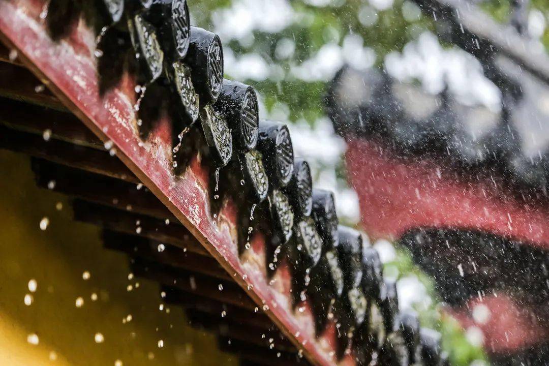 江南的雨季总是充满灵性,那氤氲的细雨顺着屋檐串珠儿似地洒落,淅淅沥